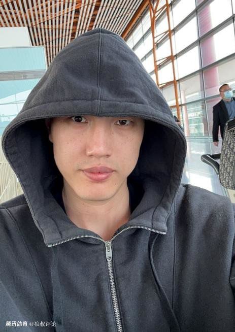 第2分钟，阿森纳右路角球开到禁区前点热苏斯头球后蹭太正被阿利森没收。